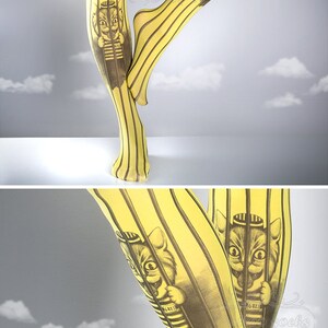 Puede incluir: Mallas de rayas amarillas con un estampado en blanco y negro de un gato con un gorro de preso a rayas y una camisa a rayas con el n&uacute;mero 6-223. El gato est&aacute; detr&aacute;s de las rejas.