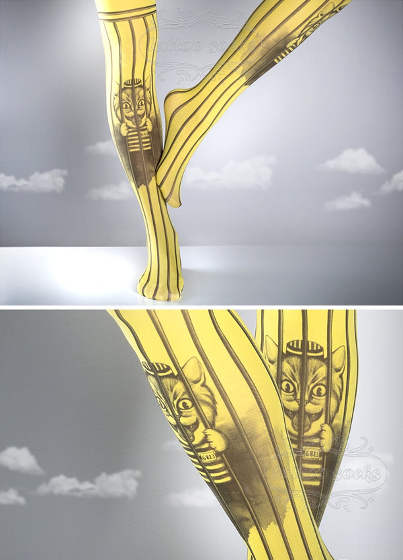 Puede incluir: Mallas de rayas amarillas con un estampado en blanco y negro de un gato con un gorro de preso a rayas y una camisa a rayas con el n&uacute;mero 6-223. El gato est&aacute; detr&aacute;s de las rejas.