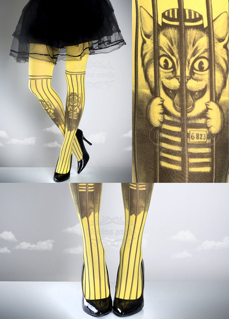 Puede incluir: Mallas amarillas con rayas negras y un estampado gr&aacute;fico de un gato con un uniforme de preso a rayas y un sombrero. El gato est&aacute; detr&aacute;s de las rejas con el n&uacute;mero 6823 en una etiqueta.