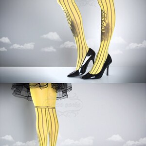 Puede incluir: Medias amarillas con rayas verticales negras y un estampado gr&aacute;fico de un gato en cada pierna. Las medias se llevan con tacones altos negros.