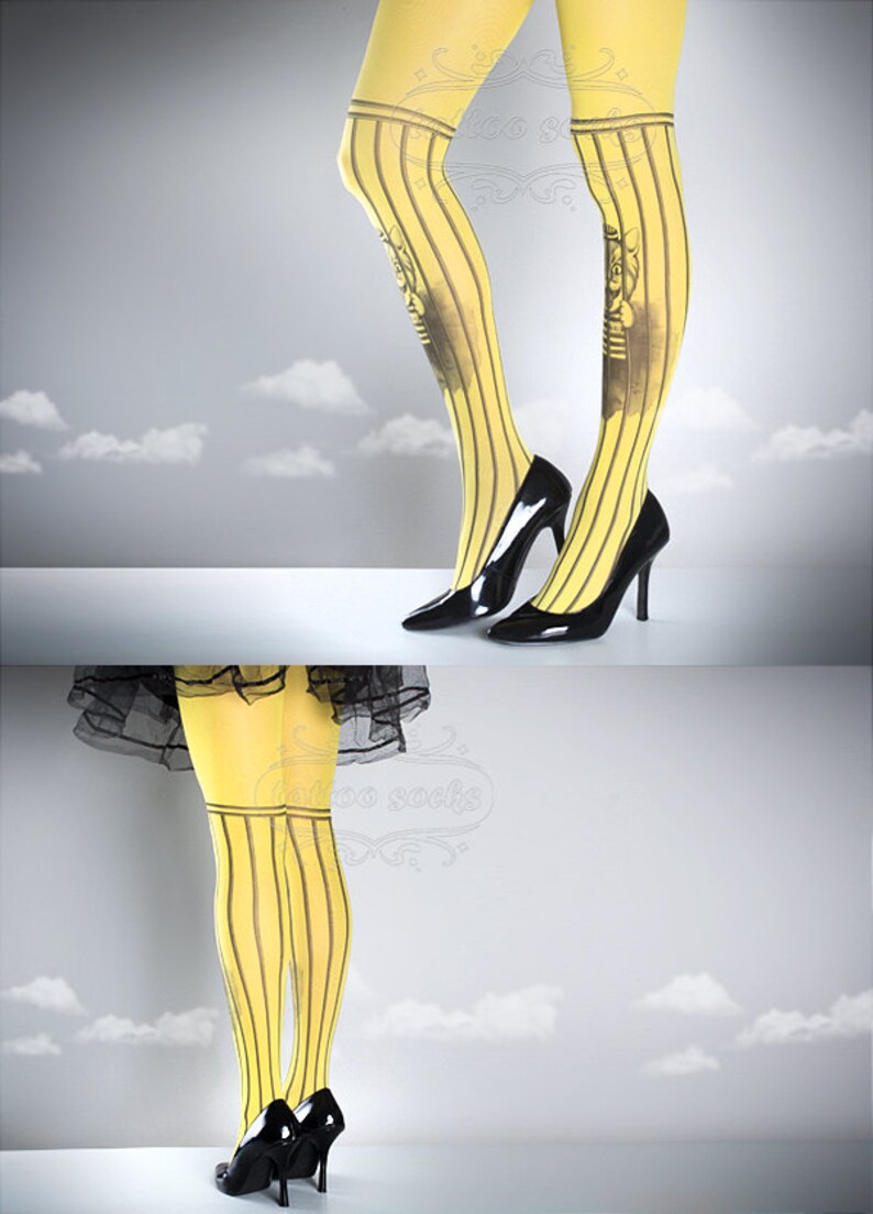 Puede incluir: Medias amarillas con rayas verticales negras y un estampado gr&aacute;fico de un gato en cada pierna. Las medias se llevan con tacones altos negros.