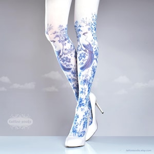 Könnte beinhalten: Weiße Strumpfhosen mit einem blauen und weißen Blumenmuster mit Pfauen. Die Strumpfhosen sind durchsichtig und haben ein zartes Design.