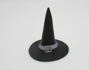 Black witch hat figurine with silver band and buckle