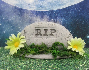 Miniature RIP headstone with daisies and moss