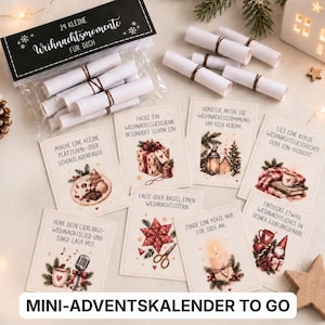 Könnte beinhalten: Ein Set aus 24 kleinen Papierrollen in einer transparenten Plastiktüte mit einem schwarzen Etikett mit der Aufschrift 24 KLEINE Weihnachtsmomente FÜR DICH, ergänzt durch mehrere einzelne Karten mit weihnachtlichen Illustrationen und deutschen Texten.