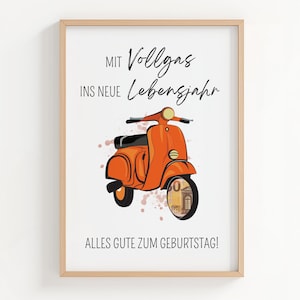 Könnte beinhalten: Ein gerahmter Druck mit einem orangefarbenen Roller, dessen Vorderrad mit einem Euro-Banknotenmuster versehen ist. Der Text lautet "MIT Vollgas INS NEUE Lebensjahr" und "ALLES GUTE ZUM GEBURTSTAG!" in schwarzer Schrift auf weißem Grund mit hellbraunen Spritzern.