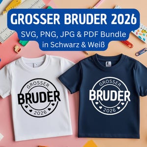 Könnte beinhalten: Zwei kurzärmelige T-Shirts, eines weiß und eines marineblau, jeweils mit einem kreisförmigen Grafikdesign. Das Design zeigt "GROSSER BRUDER 2026", mit "BRUDER" und dem Jahr "2026". Das Bild enthält auch den Text "SVG, PNG, JPG & PDF Bundle in Schwarz & Weiß".