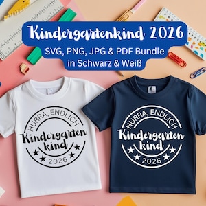 Könnte beinhalten: Zwei Kinder-T-Shirts, eines weiß und eines marineblau, mit dem Text "Hurra, Endlich Kindergartenkind 2026" in einem kreisförmigen Design. Die Shirts sind Teil eines SVG-, PNG-, JPG- und PDF-Bundles.