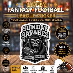 Puede incluir: Una pegatina personalizada para liga de fútbol americano de fantasía con un gráfico de un gorila gruñendo sosteniendo un balón. El texto dice SUNDAY SAVAGES, FANTASY FOOTBALL y EST. 2026. El diseño utiliza una paleta de colores negro, blanco y gris.
