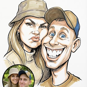Könnte beinhalten: Eine handgezeichnete Karikatur eines Paares, eines breit lächelnd und das andere mit einem skeptischen Gesichtsausdruck. Der Mann trägt eine Baseballkappe und die Frau einen Fischerhut. Ein kleineres, realistisches Foto des Paares befindet sich in einem Kreis.