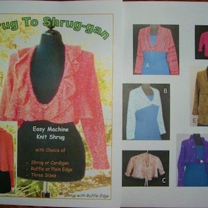 Pode incluir: Um folheto para um padrão de tricô chamado "Shrug To Shrug-gan" de Linda Jensen. O folheto apresenta fotos de diferentes shrugs de tricô em várias cores e estilos, incluindo um shrug rosa com uma borda de babados, um shrug branco com uma borda lisa e um casaco marrom.