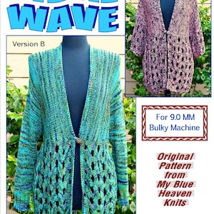 Könnte beinhalten: Zwei Versionen eines gestrickten Cardigans mit einem Lochmuster. Der Cardigan links ist türkis und grün, der Cardigan rechts ist rosa und weiß. Der Text "Tidal Wave" befindet sich oben im Bild. Der Text "Version A" befindet sich neben dem rosa und weißen Cardigan. Der Text "Version B" befindet sich neben dem türkis und grünen Cardigan. Der Text "For 9.0 MM Bulky Machine" befindet sich in einem roten Kasten. Der Text "Original Pattern from My Blue Heaven Knits" befindet sich in einem roten Kasten. Der Text "By Linda Jensen" befindet sich unten im Bild.
