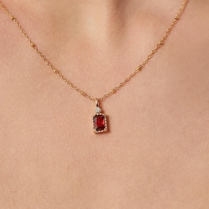 Elegant rubinhalsband, hänge med juli-födelsesten, halsband med sötvattenspärlor i dubbla lager, choker med guldpärlor, present till mors dag