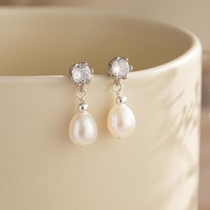 Diamant Perle Ohrstecker, zierliche Süßwasser Perle Ohrringe, Gold Minimalist Tropfen Ohrringe, Braut Ohrringe, Hochzeit Ohrringe, Brautjungfer Geschenk