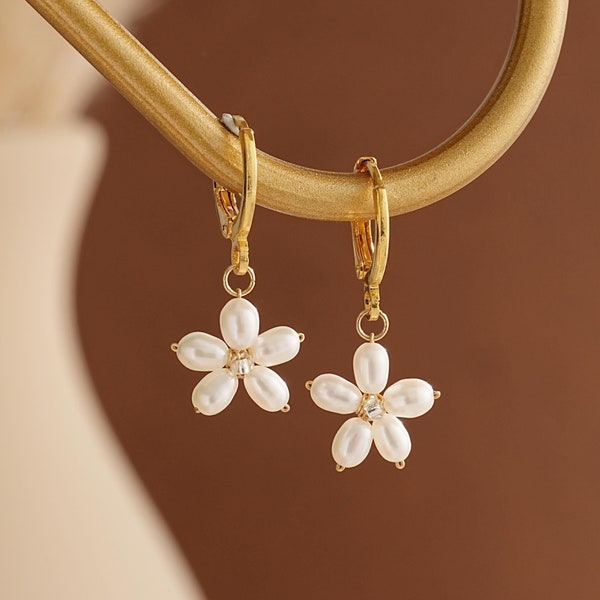 Süßwasser Perle Ohrringe, Zierliche Blumen Creolen, Daisy Perle Ohrringe, Perlen Armband, Braut Ohrringe, Hochzeit Ohrringe, Hochzeit Ohrringe, Perlen Schmuck Set