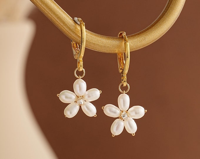 Freshwater Pearl Earrings,Dainty Flower Hoop Earrings,Daisy Pearl Earrings,Pearl Bracelet,Bridal Earrings,Wedding Earrings,Pearl Jewelry Set