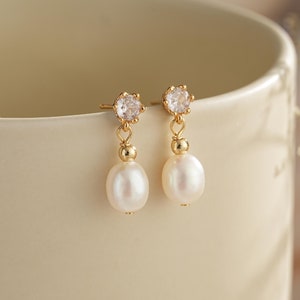 Diamant Perle Ohrstecker, zierliche Süßwasser Perle Ohrringe, Gold Minimalist Tropfen Ohrringe, Braut Ohrringe, Hochzeit Ohrringe, Brautjungfer Geschenk
