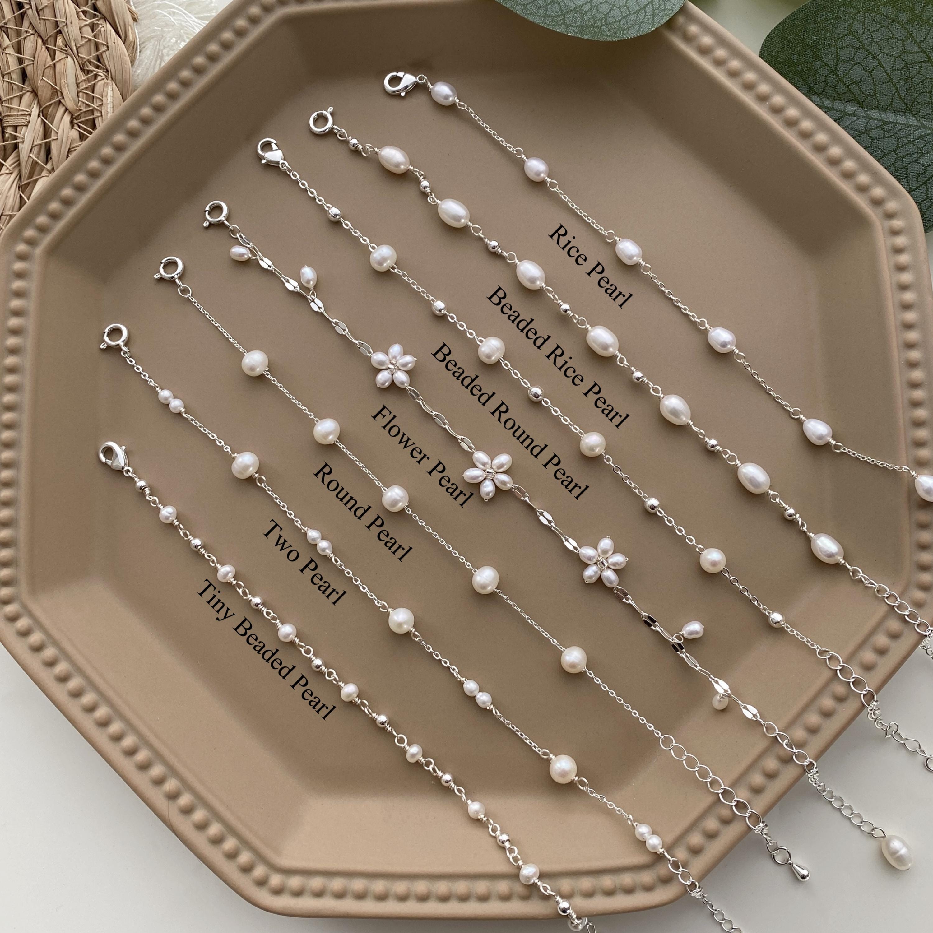 Zierliches Armband aus natürlichen Süßwasserperlen, Perlenarmband, Blumenperlenarmband, Brautarmband, Minimalistisches Armband, Brautjungferngeschenke