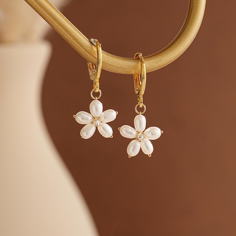 Freshwater Pearl Earrings,Dainty Flower Hoop Earrings,Daisy Pearl Earrings,Pearl Bracelet,Bridal Earrings,Wedding Earrings,Pearl Jewelry Set