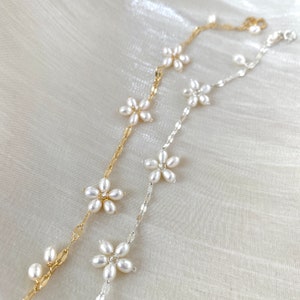 淡水パールネックレス、シルバーフラワーチャームネックレス、デイジーチョーカーネックレス、パールブレスレット、ブライダルネックレス、ウェディングネックレス、パールジュエリー