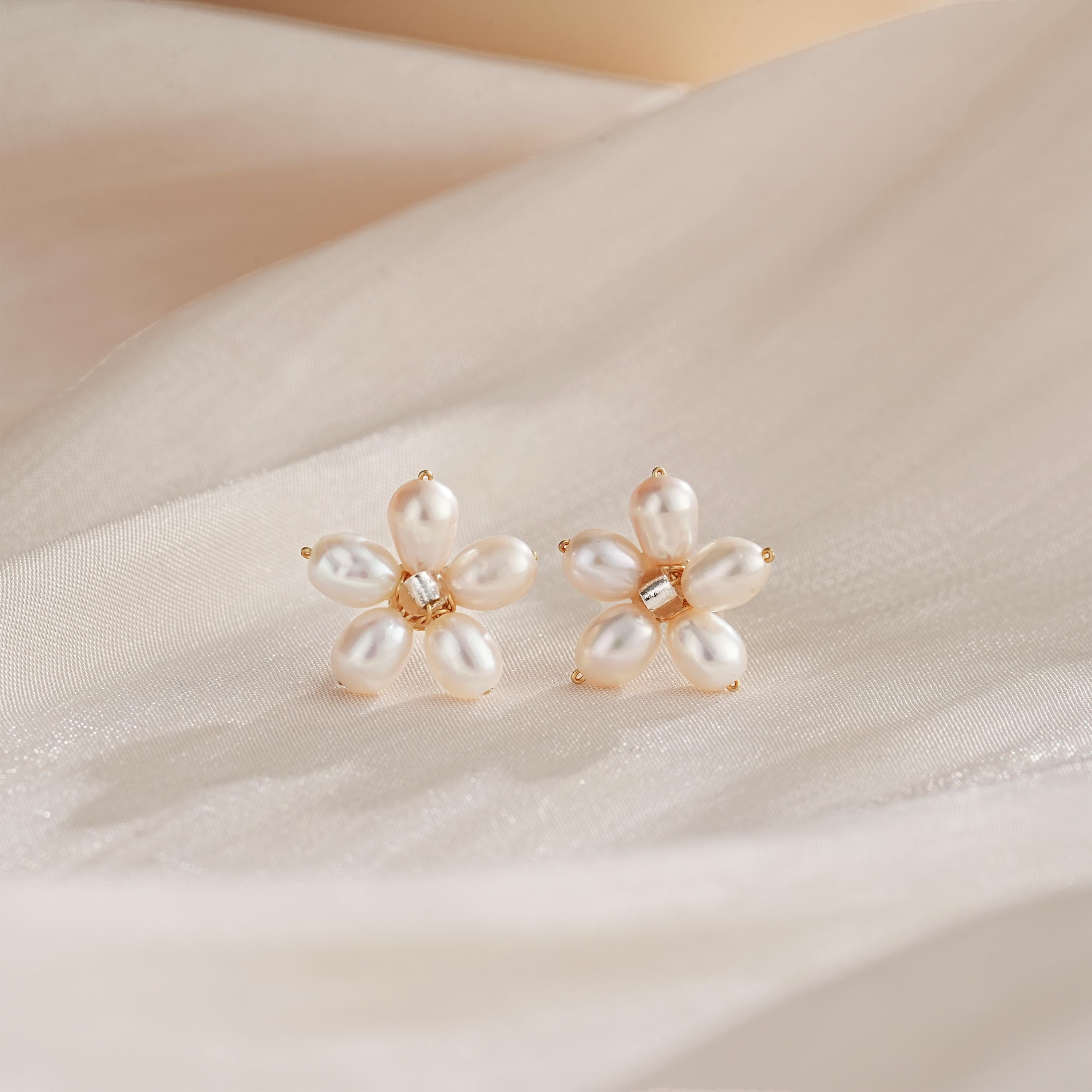 Freshwater Pearl Earrings,Dainty Flower Hoop Earrings,Daisy Pearl Earrings,Pearl Bracelet,Bridal Earrings,Wedding Earrings,Pearl Jewelry Set