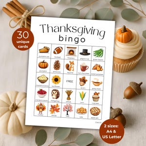 Op de afbeelding: Een Thanksgiving-bingokaart met een 5x5-raster van seizoensgebonden illustraties, waaronder pompoentaart, American football, open haard, pelgrimshoed, sperziebonen, pompoen, dennenappel, eekhoorn, warme chocolademelk, zoete aardappelen, aardappelpuree, zonnebloem, eikel, juskom, cranberrysaus, egel, tarwe, maïs, cupcake, kalkoen, bladeren, boom, broodjes en appeltaart.