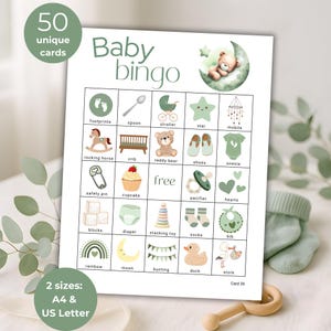 Op de afbeelding: Baby Bingo-spelkaart met illustraties van baby-gerelateerde items zoals een teddybeer, wieg en schoenen. De kaart bevat de tekst "Baby Bingo" en "50 unieke kaarten". Beschikbaar in A4- en US Letter-formaten.