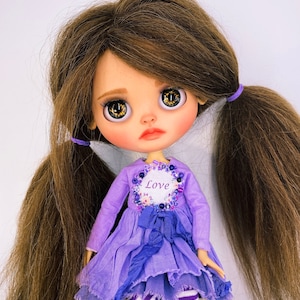OOAK Blythe, benutzerdefinierte Blythe mit natürlichen dunklen langen Haaren, reroot Mohair, süßes Mädchen für Puppensammler, OOAK Kunstpuppe