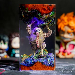 Lámpara de resina Esquie Expedition 33, lámpara de resina y madera hecha a mano, lámpara de escritorio, regalo único para gamers, linda lámpara de resina, lámpara divertida