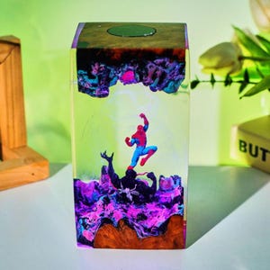 PREMIUM Red Web Hero vs Dark Symbiote – Handmade Resin Diorama Light – Comic-Inspired Battle Lamp for Superhero Fans & Collectors
