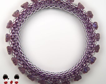 Lila Blumenperlen Häkelarmband