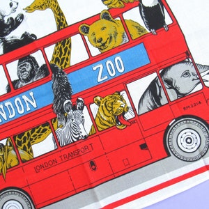 Torchon vintage: Zoo de Londres, animaux à bord d'un bus à impériale rouge, souvenir, torchon, rare, années 60 ou 70, inutilisé, lin et coton image 1