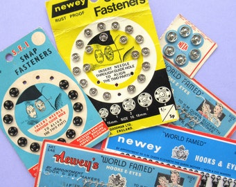 Vintage Kurzwaren - Druckknöpfe und Haken und Ösen auf ihren Originalkarten, Retro-Verpackung, Näh-Ephemera, teilweise verwendet, Newey