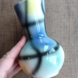 Jarrón de loza brillante de la década de 1960: Cerámica artística de mediados de siglo pintada a mano.
