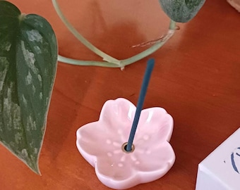 Porta incienso Sakura: Cerámica japonesa kawaii con forma de flor de cerezo