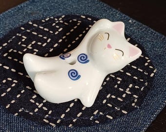 Porta incienso de cerámica con forma de gato kawaii