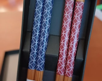 Palillos de bambú japoneses, un par en una caja