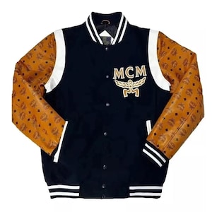 MCM バーシティ ボンバージャケット ブラック コニャック モノグラム 袖 ロゴパッチ メンズ デザイン