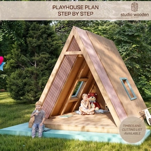 Puede incluir: Casita de madera en forma de A con base azul claro, con una pequeña ventana y un oso de peluche en el interior. Dos niños están sentados dentro de la casita. El texto "PLAYHOUSE PLAN STEP BY STEP" está en la parte superior. Una niña sostiene globos.