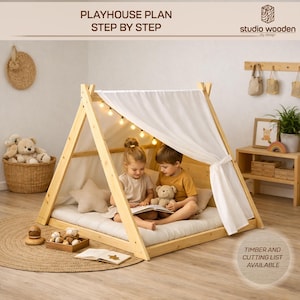 Puede incluir: Una casita de madera con un dosel blanco y luces de cadena. Dos niños están dentro, leyendo un libro y sosteniendo un oso de peluche. El texto "PLAYHOUSE PLAN STEP BY STEP" está en la parte superior. El texto "TIMBER AND CUTTING LIST AVAILABLE" está en la parte inferior.