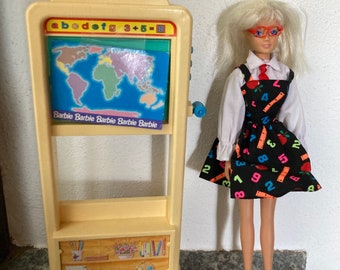 Barbie teacher with students, desks and blackboard with sounds