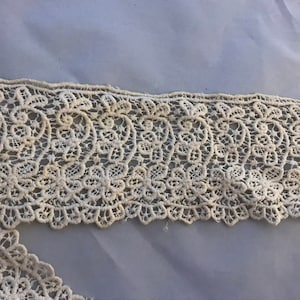 Vintage ecru, off wit geweven trim, 1yard 16 inch Coquille, lint, bloemen. Breed