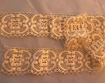 2 pièces vintage écru, garniture tissée crochetée blanc cassé, 24 et 26 pouces de long, floral, festonné, large