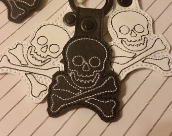 Skull Crossbones Black White Vinyl Vegan Key Ring Zipper Pull Pirate Beware BagTag