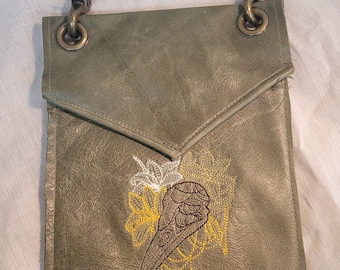 Borsa a tracolla in pelle verde oliva con teschio di corvo ricamato