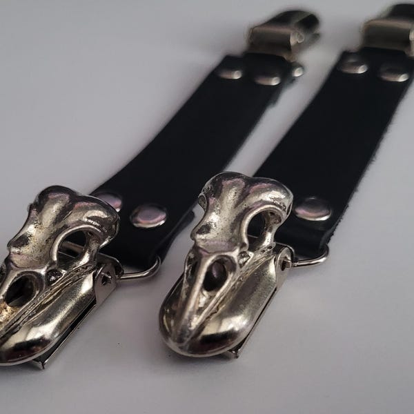 Set aus Hutclips mit Krähenschädel-Motiv, schwarzem Leder, Nickel und Messing, Steampunk-Gothic-Stil, von Darkwear Clothing