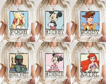 Puede incluir: Una colección de camisetas color crema con varios personajes de Disney. Cada camiseta muestra una imagen enmarcada de un personaje, incluyendo a Pooh, Mickey, Woody, Boba Fett, Minnie y Ariel, con el nombre del personaje y "Walt Disney World" debajo.