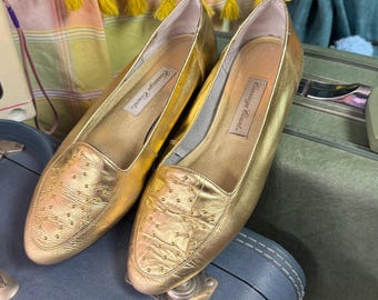 ヴィンテージゴールドローファー（ゴールドスタッズ付き） - サイズ7.5 - キャリッジコート