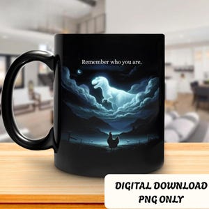 Puede incluir: Taza de cerámica negra con un diseño envolvente que presenta un Tyrannosaurus Rex brillante en un paisaje nublado, una gallina y el texto "Remember who you are". La parte inferior de la taza tiene el texto "DIGITAL DOWNLOAD PNG ONLY".