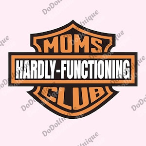 Può includere: Un design grafico a forma di scudo con le parole "MOMS HARDLY-FUNCTIONING CLUB". Il testo è bianco e arancione, con un bordo nero, su uno sfondo rosa chiaro.